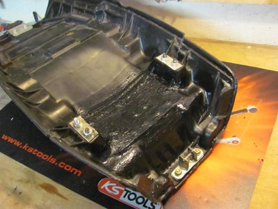 gefügt von unten.JPG (53.41 KiB) 6955 mal betrachtet Hier sieht man wie ich beide Auflagen wieder verbinde, Die geschraubten Bleche dienen nur der Fixierung.