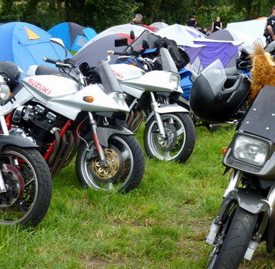 Alfsee2011_12.jpg (111.64 KiB) 4969 mal betrachtet Demnächst parkt die Katanas gefälligst an einer Stelle und nicht so verstreut!