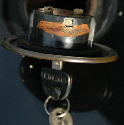 Tank001.jpg (111.61 KiB) 31853 mal betrachtet Welch Wunder ... plötzlich ließ sich der Deckel wie von Geisterhand öffnen.