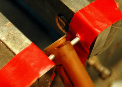 BENZINFILTER_001.jpg (108.14 KiB) 19110 mal betrachtet Kein passendes Werkzeug da, also: zwei M3 Schrauben mit Isolierband an Schraubstock geklebt und in die beiden Klemmungen gedrückt ...