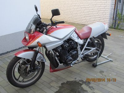 Katana01.jpg (198.51 KiB) 17183 mal betrachtet Silber / Rot - wurde wie die meisten wissen nicht in Deutschland vertrieben.