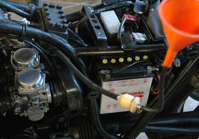 Benzintrichter.jpg (73.5 KiB) 19189 mal betrachtet Notversorgung des Vergasers, solange der Tank den Zugang verweigert ...