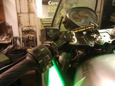 IMG-20130608-WA0000.jpg (69.03 KiB) 8267 mal betrachtet Tortes linkes Lenkerende, sieht aus wie mehrfach verstellbarer Lenker.