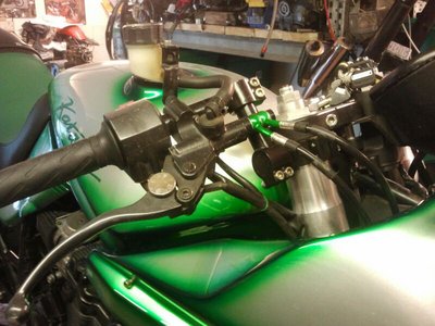 IMG-20130608-WA0003.jpg (81.24 KiB) 8267 mal betrachtet rechts hat er nen andren Bremsflüssigkeitsbehälter sitzen, hier sieht man den verstellbaren Lenker prima
